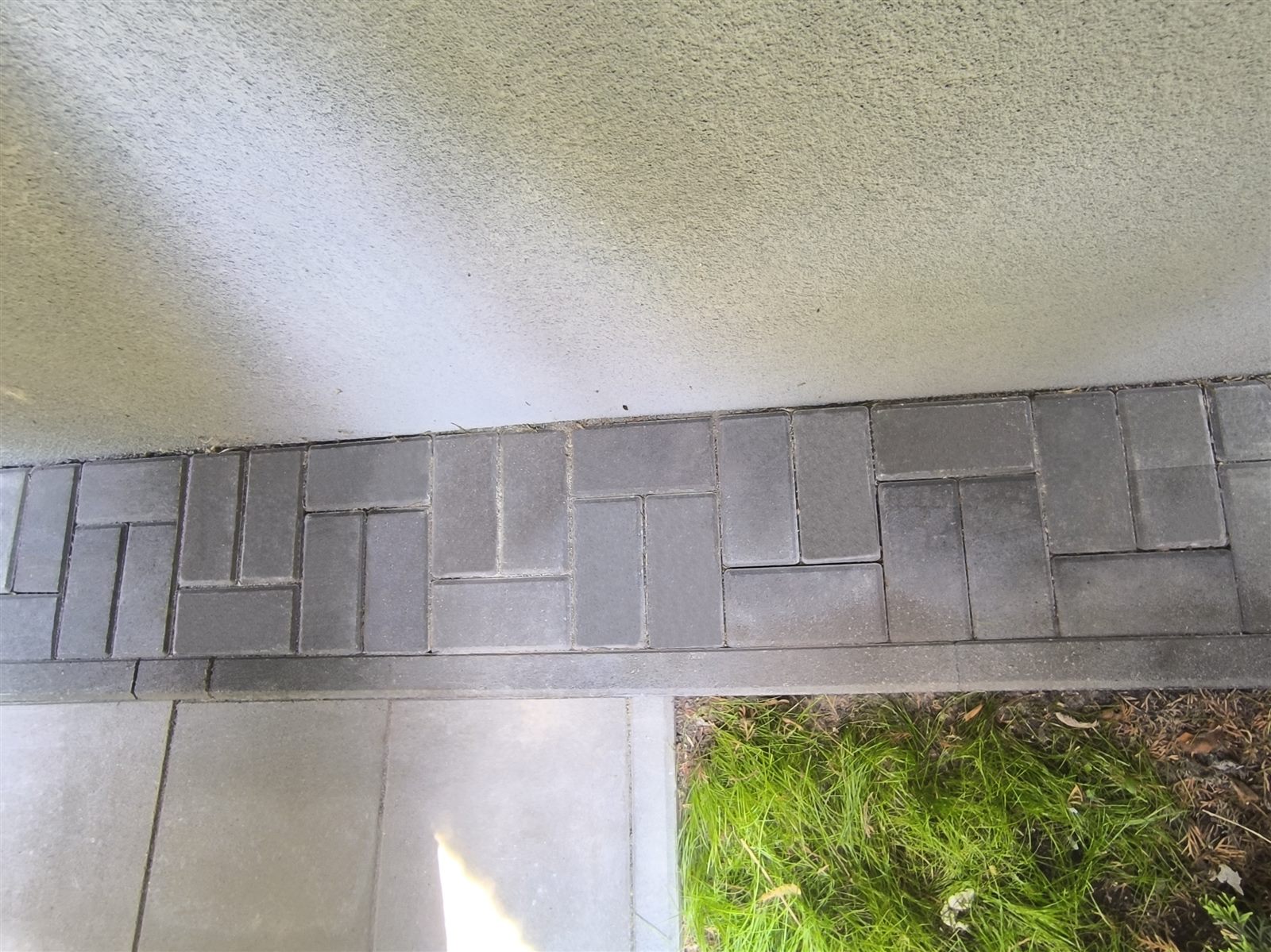 Ozdobna opaska z grafitowej kostki układana we wzór